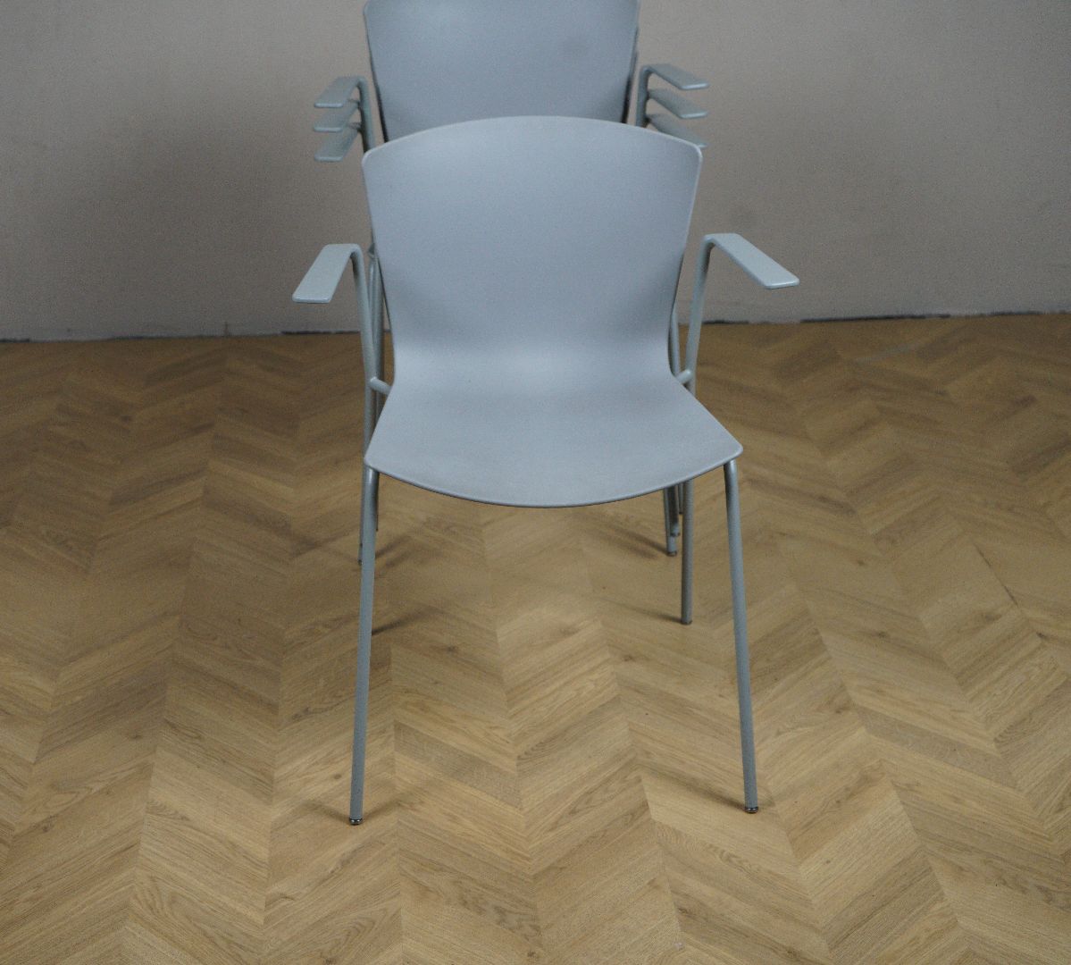 Frontvisning af grå SELLEX SLAM stol med armlæn – designet af Lievore Altherr Molina til café, møde eller konference.